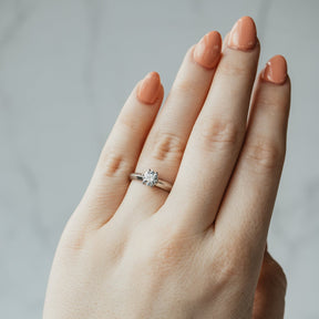 Round Brilliant Diamond and Knife Edge Platinum Ring